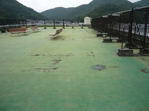 昨日から岡山県で施設建物の屋上防水改修工事に入らせて貰っています。